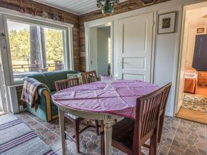 ein Esszimmer mit einem lila Tisch und Stühlen in der Unterkunft Holiday Home Björn by Interhome in Hitis