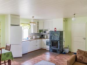 Kuchyň nebo kuchyňský kout v ubytování Holiday Home Petäjäniemi by Interhome