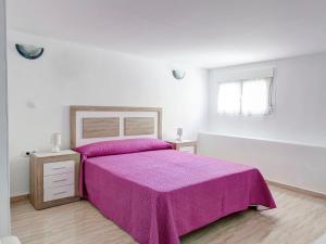 デニアにあるHoliday Home Antonia by Interhomeのベッドルーム(紫の毛布を使用した大型ベッド1台付)