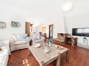 Televízia a/alebo spoločenská miestnosť v ubytovaní Holiday Home Gramoia by Interhome
