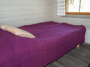 - un lit violet dans une chambre avec fenêtre dans l'établissement Holiday Home Lomasyväri 806 by Interhome, à Tahkovuori