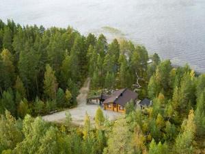 uma vista aérea de uma casa numa colina perto da água em Holiday Home Riutankolo by Interhome em Lipinlahti