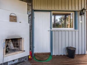 HitisにあるHoliday Home Björn by Interhomeの暖炉付きの家の玄関
