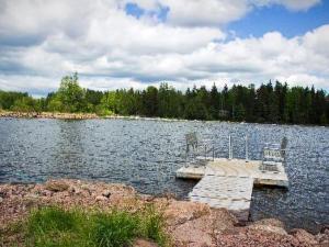 - un quai sur un lac avec 2 chaises dans l'établissement Holiday Home Pernoo 3 by Interhome, à Pernoo