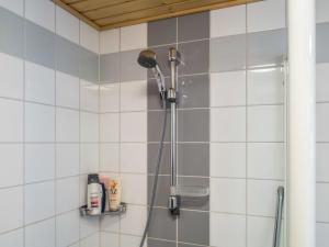 een douche in een badkamer met witte tegels bij Holiday Home Point vale 2 ap- 5 by Interhome in Tahkovuori
