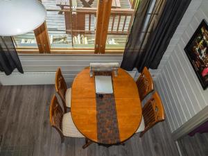 einen Tisch und Stühle in einem Zimmer mit Fenster in der Unterkunft Holiday Home Lomasyväri 806 by Interhome in Tahkovuori