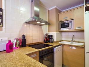 una cocina con fregadero y estufa horno superior en Apartment Sueno del Mar by Interhome, en Moraira 14 fotos más