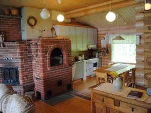 eine Küche mit einem Backsteinofen in einem Zimmer in der Unterkunft Holiday Home Köökuu by Interhome in Heinäkylä