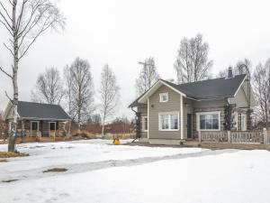 une maison avec de la neige devant elle dans l'établissement Holiday Home Keloanttila by Interhome, à Pirttikoski