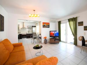 Una sala de estar con un sofá y un televisor. en Holiday Home Una by Interhome, en Empedrola