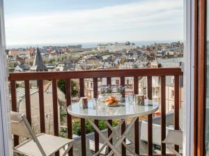 une table sur un balcon avec vue sur une ville dans l'établissement Apartment l'Amiral by Interhome, à Trouville-sur-Mer