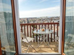 una mesa y sillas en un balcón con vistas en Apartment l'Amiral by Interhome, en Trouville-sur-Mer