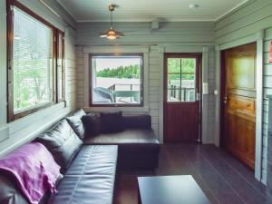 Holiday Home Orijärvi by Interhome في أوبيرترون: غرفة معيشة مع أريكة وطاولة