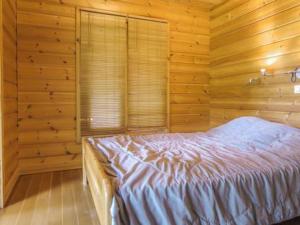 una camera con un letto in una baita di tronchi di Holiday Home Villa petra by Interhome a Luvia Altre 16 foto