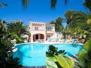 einen großen Pool vor einer Villa in der Unterkunft Villa Amber by Interhome in Calpe