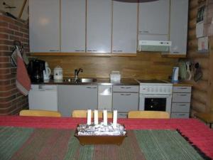 una cucina con tavolo e candele di Holiday Home Köökuu by Interhome a Heinäkylä Altre 12 foto