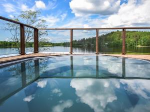 ミッケリにあるHoliday Home Orijärvi by Interhomeの水辺の景色を望むスイミングプール