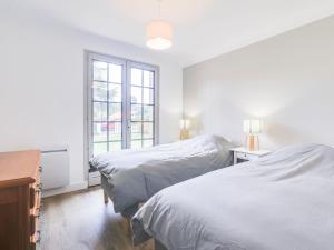 Un dormitorio con dos camas y una ventana. en Holiday Home Mauriac by Interhome, en Soorts-Hossegor 18 fotos más