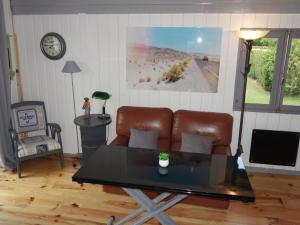 Posezení v ubytování Chalet Le Bois d'Amour by Interhome