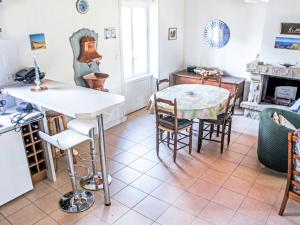 カマレ・シュル・メールにあるHoliday Home Ty Pol by Interhomeのキッチン、ダイニングルーム(テーブル、椅子付)