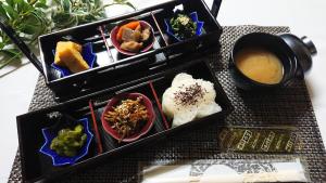 Hotel Regina في كاشيوا: ثلاثة صواني طعام على طاولة مع مشروب