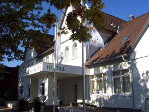 un hôtel drapeau devant un bâtiment dans l'établissement Akzent Hotel Deutsche Eiche, à Uelzen