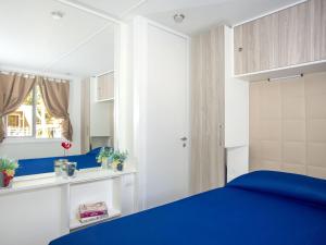 Katil atau katil-katil dalam bilik di Holiday Home Bungalow Trendy-9 by Interhome