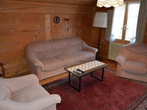 sala de estar con sofá y 2 sillas en Apartment Lydia by Interhome, en Lauenen