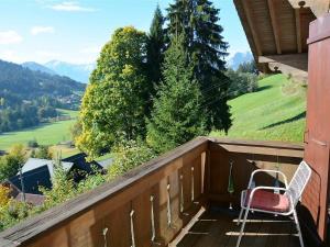 balkon z 2 krzesłami i widokiem na dolinę w obiekcie Apartment La Ruche- Chalet by Interhome w mieście Gstaad