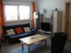 サースフェーにあるApartment Haus Alpenstern- Wohnung Distel by Interhomeのリビングルーム(ソファ、コーヒーテーブル付)