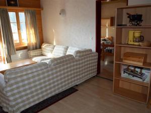 un soggiorno con divano e finestra di Apartment Jacqueline 21 by Interhome a Gstaad