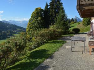 een bankje op een stoep bij Apartment La Ruche- Chalet by Interhome in Gstaad