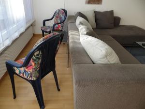 sala de estar con sofá y 2 sillas en Apartment Neuschwändi 66 by Interhome, en Engelberg