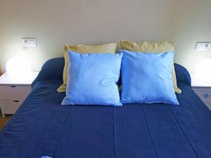 エンプリアブラバにあるApartment Port Mistral-1 by Interhomeの青いベッド(枕2つ付)