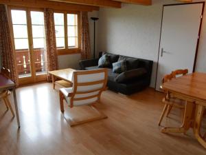 sala de estar con sofá y mesa en Apartment Anne - 2- Stock by Interhome, en Gstaad