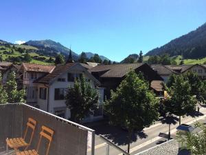 uma vista superior de uma casa com árvores e montanhas em Apartment Simme-Tröimli by Interhome em Zweisimmen