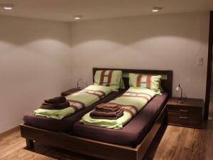 サースフェーにあるApartment Mier Gfallt's by Interhomeの枕2つが備わるドミトリールームのベッド1台分です。