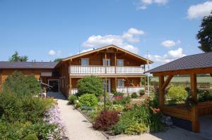 a log house with a garden and a gazebo at Külalistemaja Vehendi Motell in Vehendi