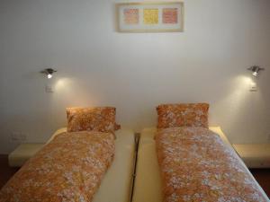 サースフェーにあるApartment Haus Alpenstern- Wohnung Distel by Interhomeのベッド2台が隣同士に設置された部屋です。