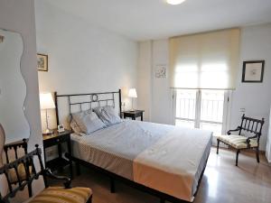 1 dormitorio con 1 cama grande y 2 sillas en Apartment Cambrils Port by Interhome, en Cambrils