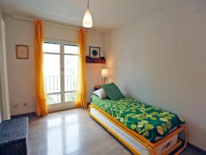 A bed or beds in a room at Apartment Cambrils Port by Interhome