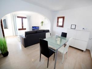 ein Wohnzimmer mit einem Tisch und einem Sofa in der Unterkunft Holiday Home Amare Monte by Interhome in Benissa