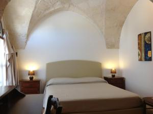 a bedroom with a bed with an arched ceiling at Masseria La Porticella in Avetrana