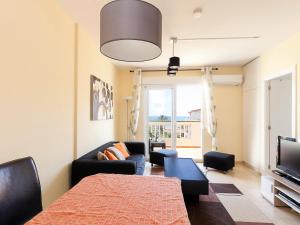 TV a/nebo společenská místnost v ubytování Apartment La Marina by Interhome