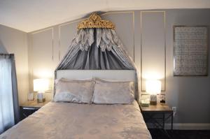 Un pat sau paturi într-o cameră la Mountain View Suites