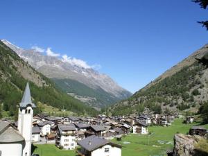 サース・アルマゲルにあるApartment Chalet Alpenrösli by Interhomeの山の小さな村