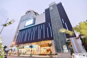 a large building with a store in front of it at Khách sạn Phương Anh in HÆ°ng YÃªn