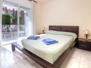 ein Schlafzimmer mit einem Bett mit zwei Handtüchern darauf in der Unterkunft Apartment Nautic by Interhome in Platja  d'Aro
