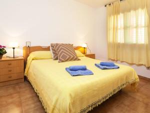 el Mas VilaにあるHoliday Home Canaries-1 by Interhomeのベッドルーム1室(ベッド1台、タオル2枚付)