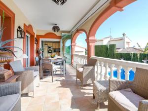 een patio met stoelen en een tafel bij Villa Villa Albert by Interhome in Calpe